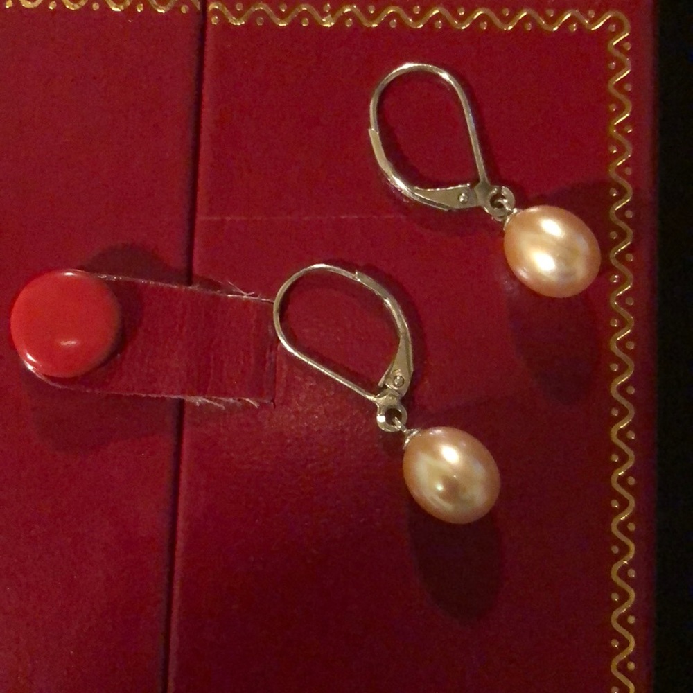 Silver earrings with pink-colored pearl